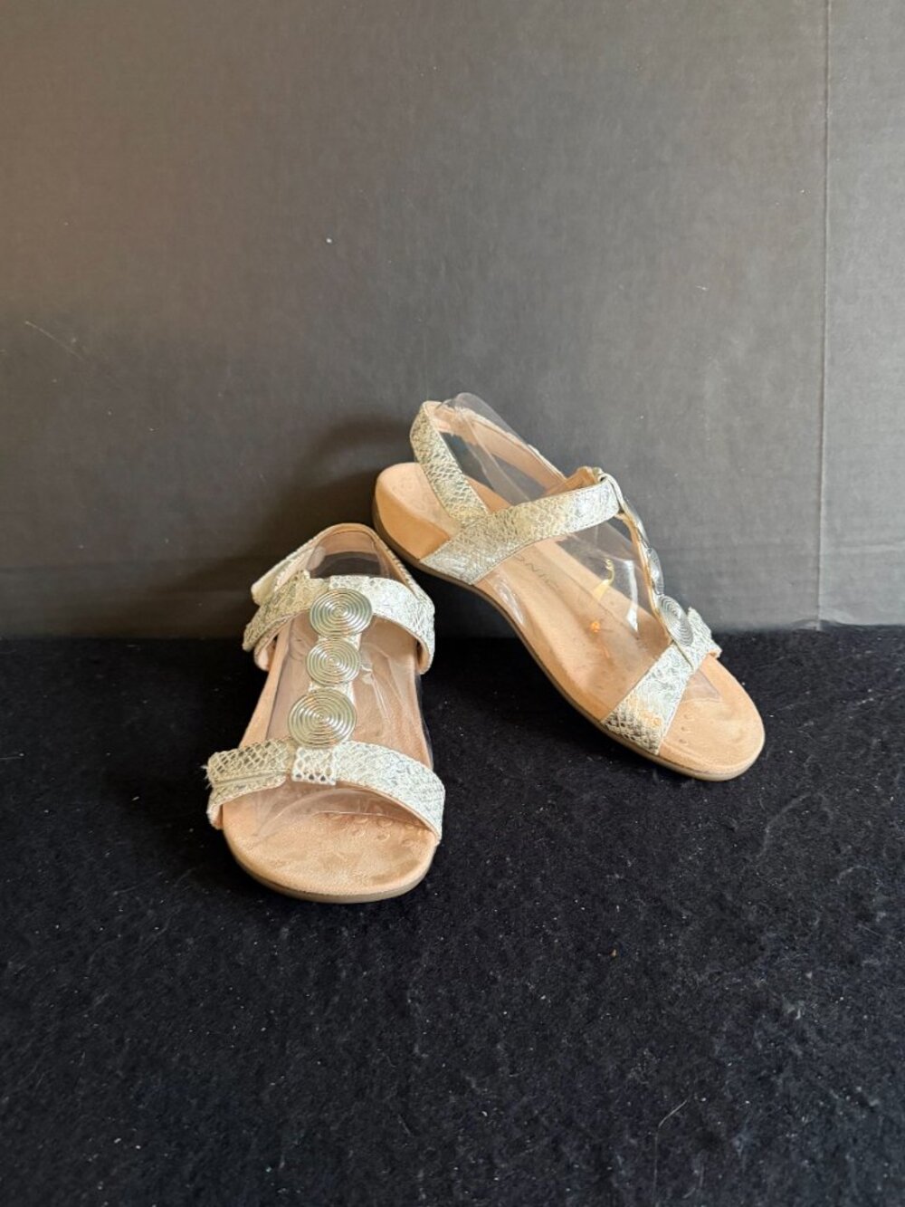 Vionic ‘Farra’ Women’s White/Silver Comfort Sandals Size 8